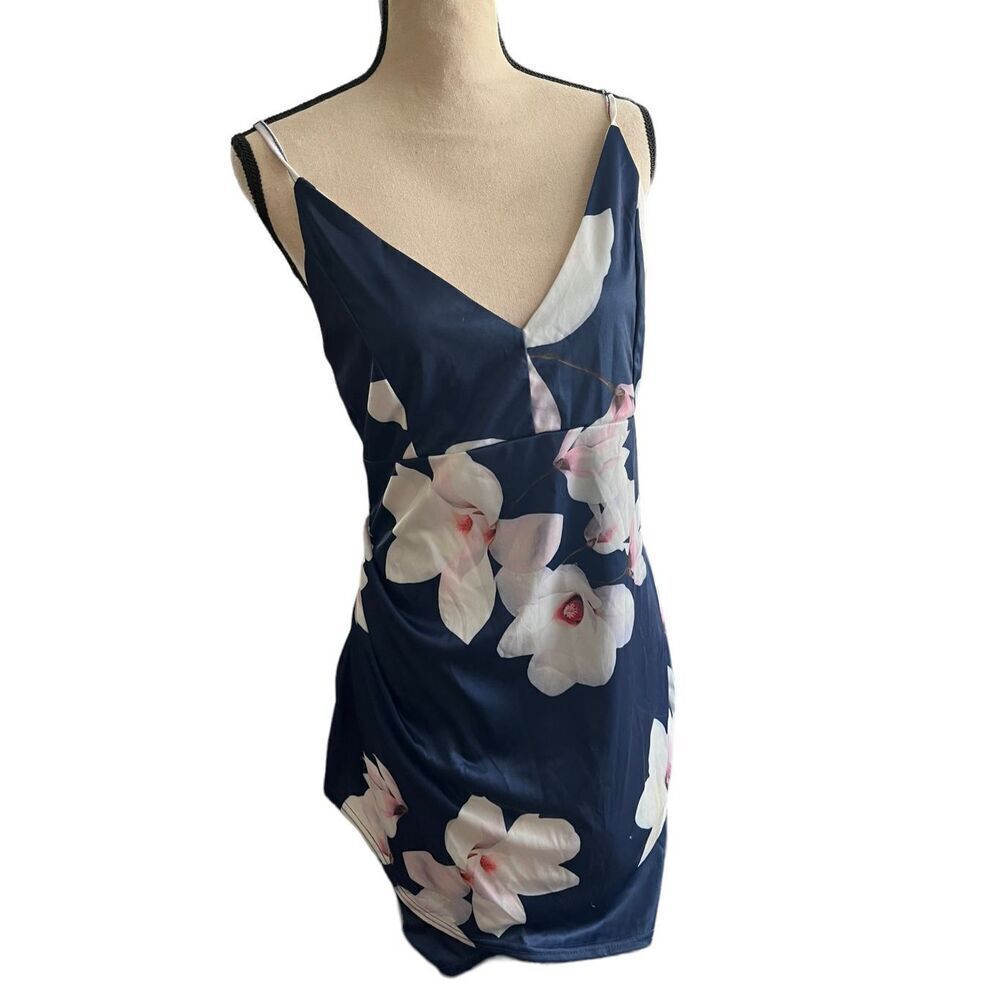 Silky floral cocktail dress w deep V brand unknown